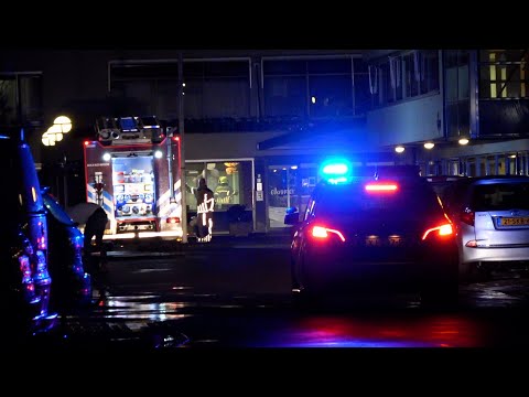 Veel hulpdiensten uitgerukt voor brand in zorgcentrum, ambulance rijdt zich vast Dongeradyk Dokkum