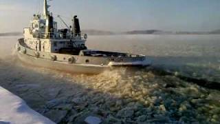 preview picture of video 'Icebreaker in arctic water'