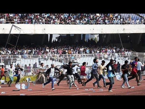 مشجعون غاضبون يرمون الكراسي ويقتحمون الملعب مع انطلاق جولة الأعظم لميسي في الهند