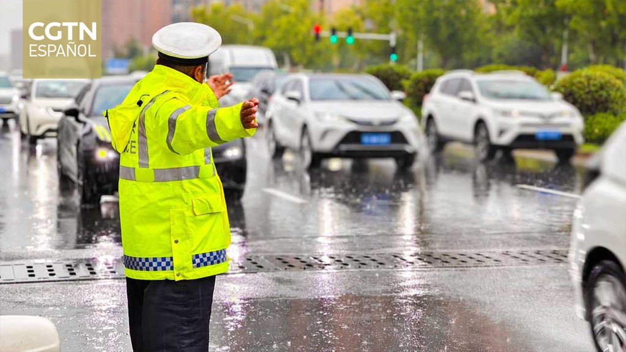 China emite una alerta naranja por lluvias intensas a medida que el tifón avanz