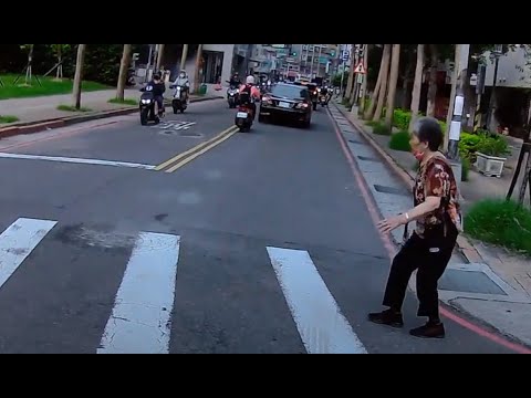 新北婦走斑馬線逾10車不停讓  警獲檢舉將開罰[影]