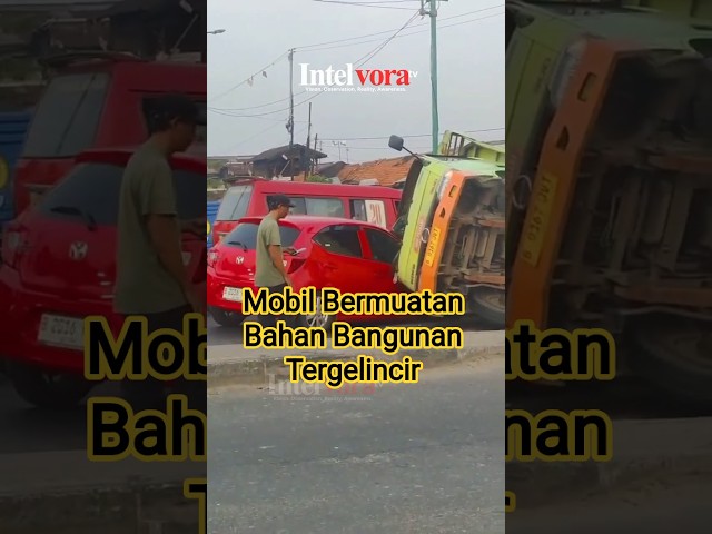 Terjadi Laka Mobil truk bermuatan hebel tergelincir #beritaviral #news #beritaterkini #intelvora