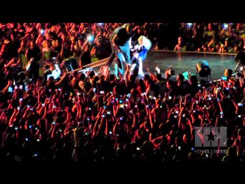 Beyonce Pulled Off Stage By Fan - HipHollywood.com