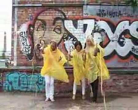 Meitenes gatavojas Cola & Mentos rekordam Rīgā