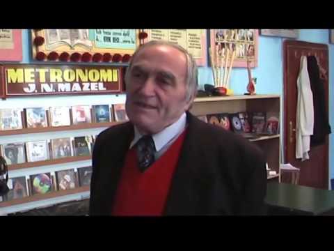 Profesori Nga Rresheni  Me Instrumenta Popullor Te Ruajtur Mbi 50 Vite