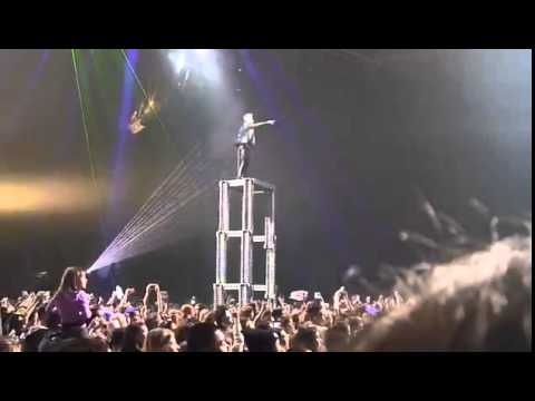 Justin Bieber is asking for stand up Saint-Petersburg - Epic Fail Russian Fans 28.04.2013
