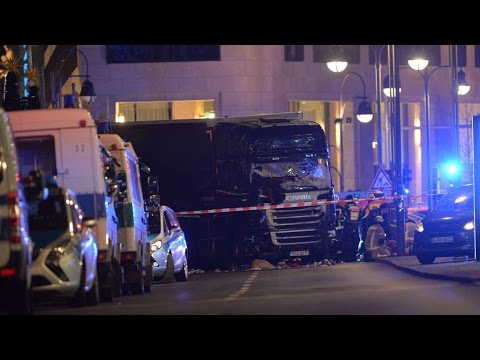 LKW FÄHRT IN WEIHNACHTSMARKT - BERLIN 19 12 2016