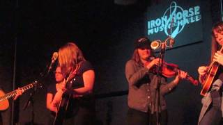 Della Mae    "Maybeline"