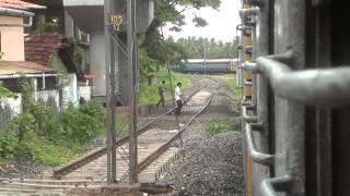 preview picture of video 'Sabari Exp Entering Ernakulam Town After Long Curving'