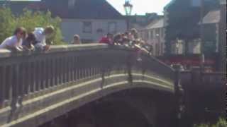 preview picture of video 'A Fish Jumpin Off Bridge - Kilkenny'