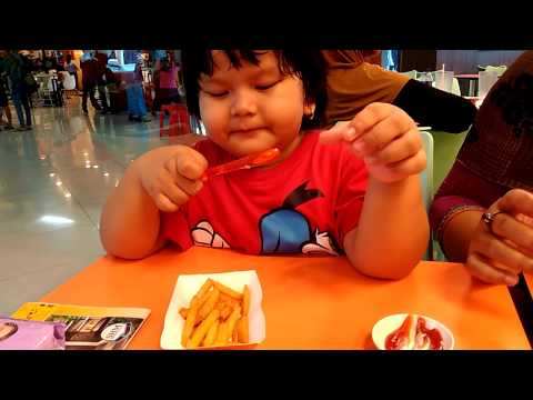Reina makan kentang aw