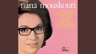 Kadr z teledysku Les parapluies de Cherbourg tekst piosenki Nana Mouskouri