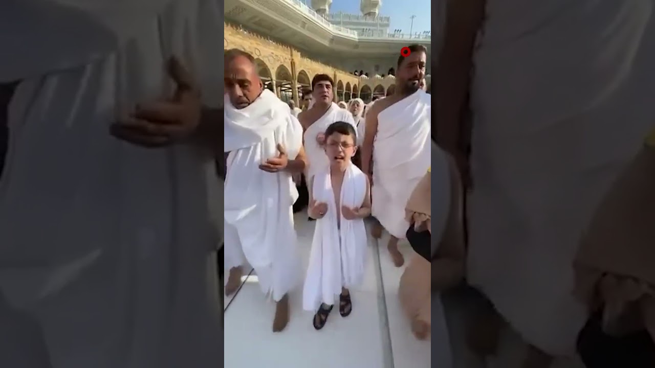 فيديو | طفل من مدينة #الموصل يخطف الأنظار في #مكة_المكرمة ويبهر المعتمرين بفصاحة لسانه أثناء ترديده الدعاء