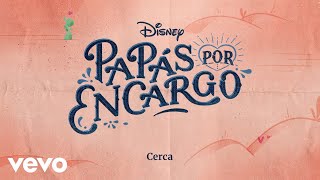 Kadr z teledysku Cerca tekst piosenki Papás por Encargo (OST)