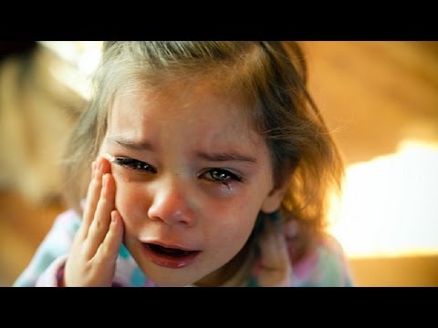Lo que hace esta niña al morir su madre hará llorar al mundo entero