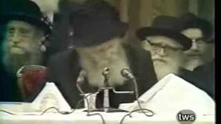 Nigun "Ato Bechartanu" with the Rebbe - התמונה מוצגת ישירות מתוך אתר האינטרנט יוטיוב. זכויות היוצרים בתמונה שייכות ליוצרה. קישור קרדיט למקור התוכן נמצא בתוך דף הסרטון