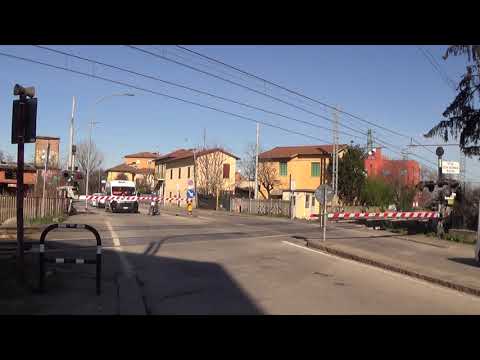 Passaggio a livello con semibarriere di via Francesco Zanardi - Bologna / Level Crossing / 铁路道口