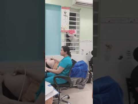 Bs. Ngọc trực tiếp khám siêu âm