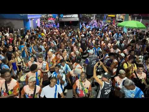 Bateria da Vila Isabel no ensaio de rua para o carnaval 2026