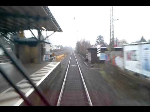 Mit 160 km/h im Regen an einem Bahnsteig vorbei