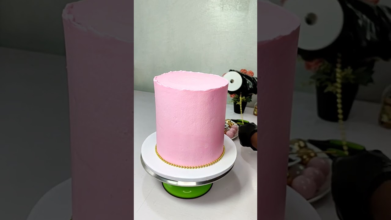 How to decorate a buttercream graduation cake