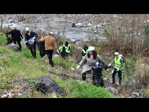 Osmaniye şivesi ile yazılı dövizlerle çevre temizliğine dikkat çektiler