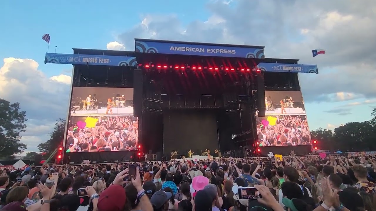 Paramore - Misery business ft PinkPantheress (live at #ACL Fest Austin,Tx) - YouTube