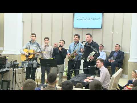 E un om care umbla prin noapte cautand un căzut sau rănit | Frații Opriș