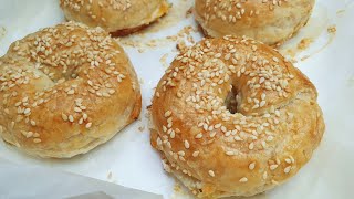 בורקס חישוקים גבינות מעולים כמו בקונדטוריה Excellent round pastry with cheeses???? (ליהי קרויץ - מטבח בקלי קלות) - התמונה מוצגת ישירות מתוך אתר האינטרנט יוטיוב. זכויות היוצרים בתמונה שייכות ליוצרה. קישור קרדיט למקור התוכן נמצא בתוך דף הסרטון