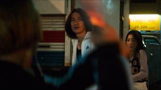 奈緒、男に近づき傘を振り上げる...　映画『死ねばいいのに』本編映像