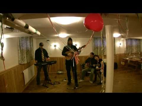 Ett sunkigt 50-årskalas som spårar ur. Eller är allt en dröm? Jag spelar Davids bittra hustru.