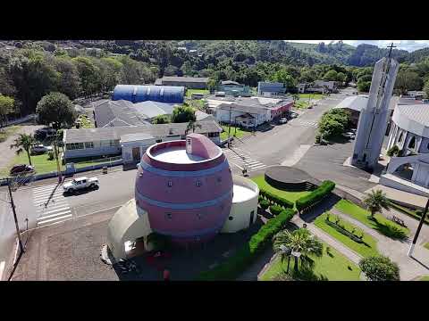 Voo de drone na Praça da igreja matriz de Salgado Filho Paraná com vista da super pipa. Dji neo