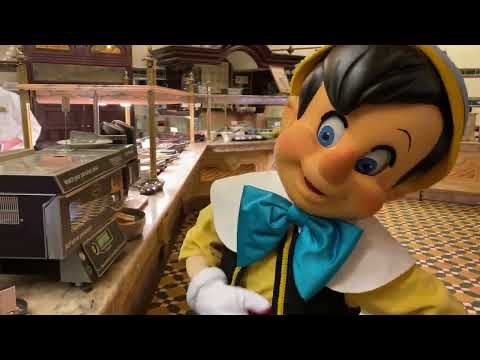 °o° Pinocchio adore le buffet du Plaza Gardens Restaurant !