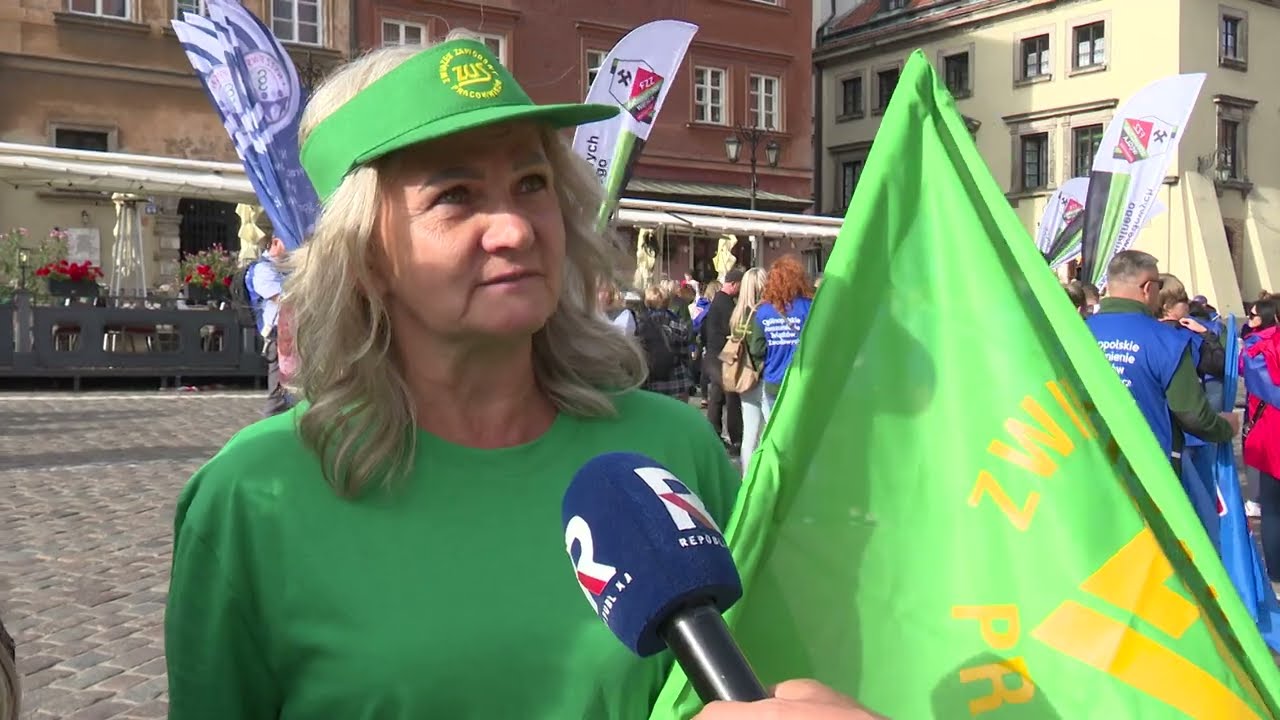 Związkowcy z OPZZ protestują w Warszawie przeciwko fatalnej sytuacji pra...