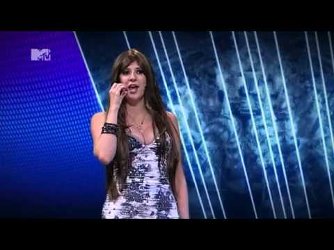 Comédia MTV - Nicole Bahls comenta notícias no Jornal Twittal (30/08/2012)