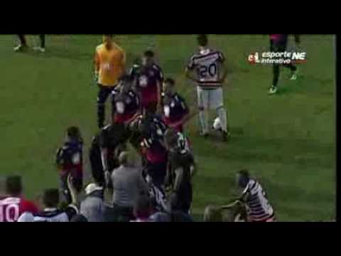 SANTA CRUZ 2 X 1 BAHIA   Fahel dá pontapé em adversário e é expulso   02 02 2014