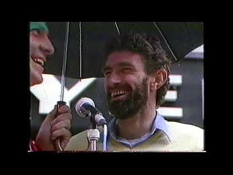 1986 Grand Final Parade - Bourke Street Mall - Hawthorn Carlton - Lou Richards Peter Landy - Rain
