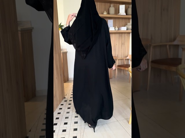 عباية كريب انترنت تطريز اسود ناعم من الأمام والأكم...