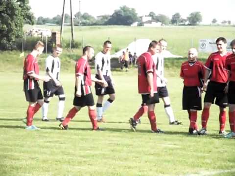 Wyjście zawodników KS Salveo Drama Kamieniec oraz LKS Bujaków  na mecz o awans do klasy A