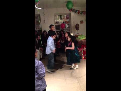 Jhoselyn Ulloa bailando en su Happy Birthday ......congratulations.....