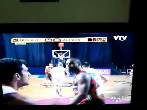 Jeremis Smith dunk over Martin Aguilera - Aguada vs Trouville