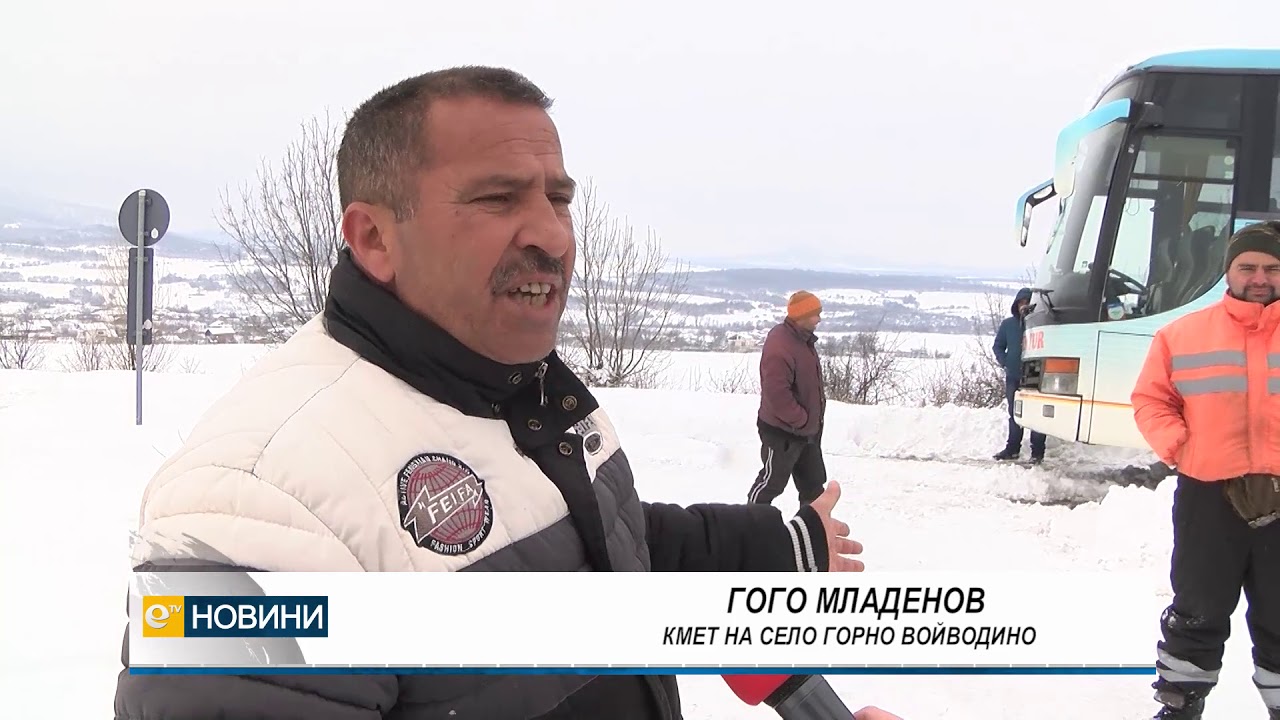 Автобус с ученици закъса в снежните преспи край хасковското село Маслиново