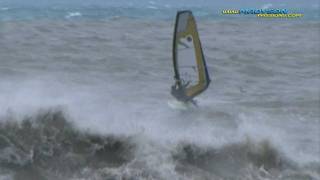 preview picture of video 'Un véliplanchiste dans une mer déchaînée à Saint-Laurent-du-Var le 8 novembre 2011'
