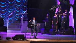 Jonathan McReynolds sings &quot;No Gray&quot; Live at Chicago GMA
