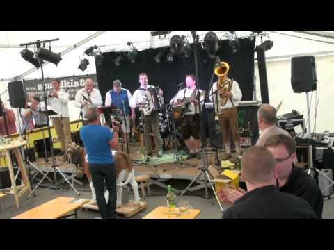 Beim Trachtenfest   John Farma mit Band beim 10 Jährigen Jubiläum der Mostkitos