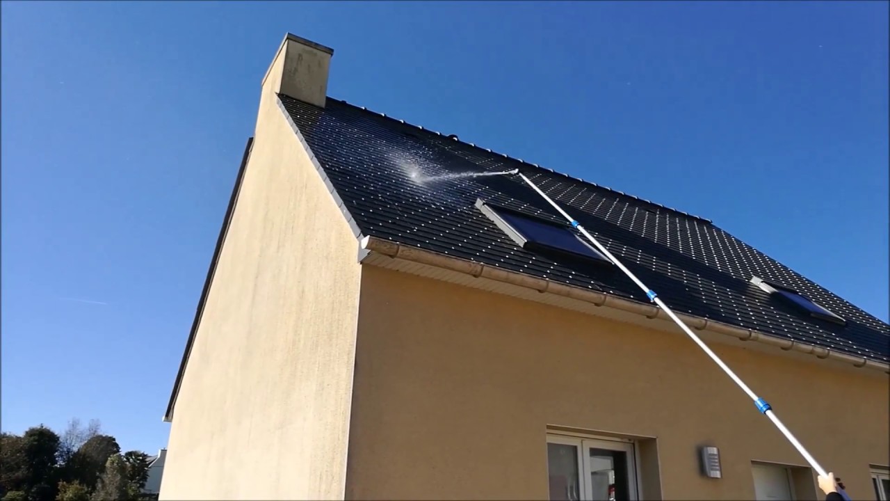 Carole teste le nettoyeur de toit Nilfisk