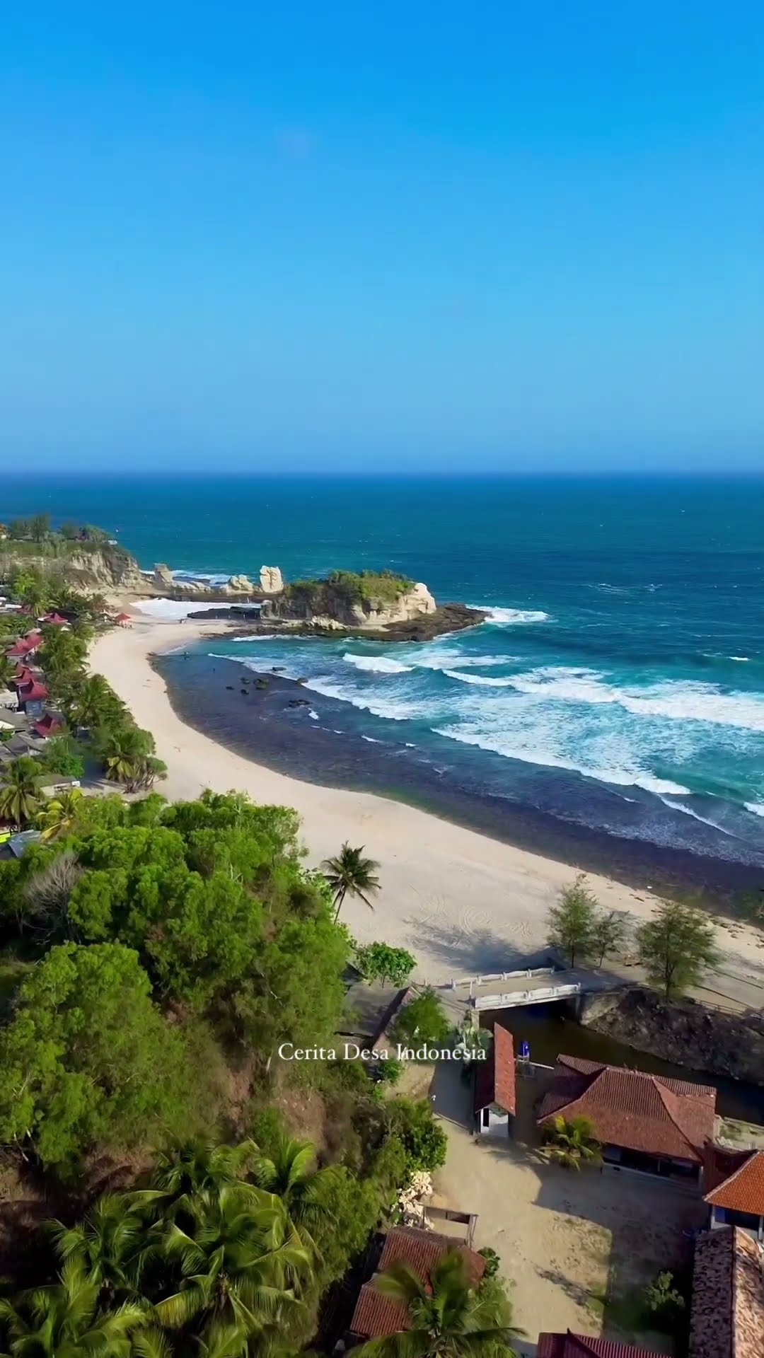 Keindahan Pantai Klayar di Pacitan memang nggak ada duanya! Siap-siap jatuh cinta sama panorama alamnya yang memukau! 🌊...