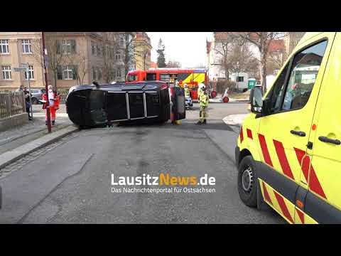 Bautzen - Auto kippt nach Unfall in Villenviertel um
