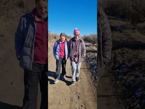 GRACIELA VICENTE Y NOÁ MATEOS CAMINANDO HACIA LAGUNA WILLMANCO // ESQUEL #chubut #patagonia