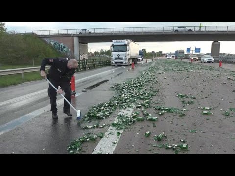 A1 bei Stuhr: Bierlaster verliert Ladung - Friesisch Herb auf der A1